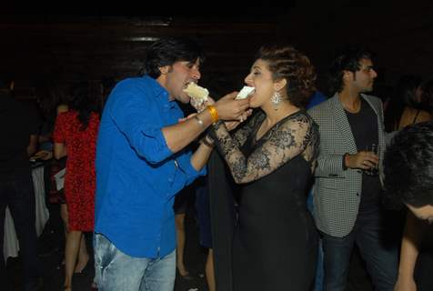 Shashank Vyas and Vahbbiz Dorabjee Dsena feed each other Cake at their Birthday Bash