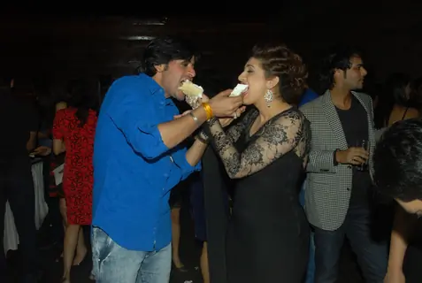 Shashank Vyas and Vahbbiz Dorabjee Dsena feed each other Cake at their Birthday Bash