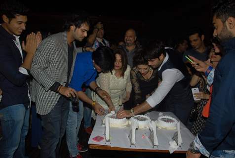 Vahbbiz Dorabjee Dsena and Shashank Vyas cut their Birthday Cake