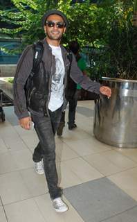 Ranveer Singh poses for the mdia at Airport