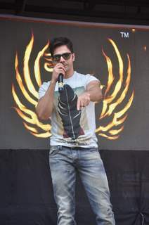 Varun Dhawan interacts with the students at Mithibai College Festival