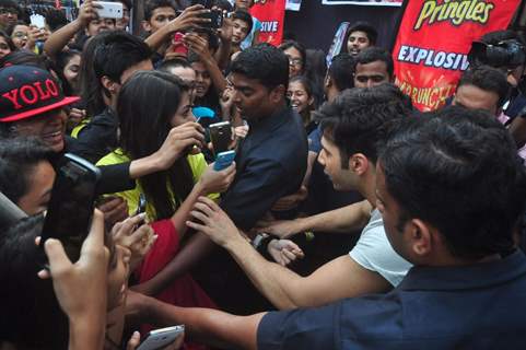 Varun Dhawan was mobbed by fans at Mithibai College Festival