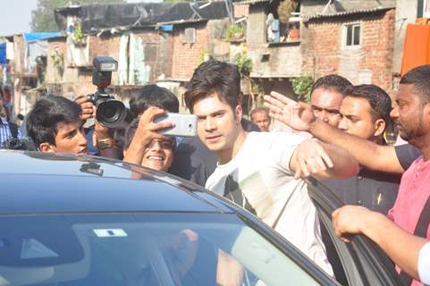 Varun Dhawan clicks a selfie with fans at Mithibai College Festival