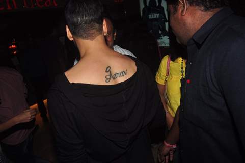 Akshay Kumar shows off his tatoo at the Trailer Launch of BABY