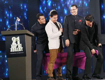 The Khans in a gig with Rajat Sharma as India TV's Iconic Show Aap Ki Adalat Completes 21 Years