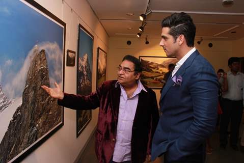 Zayed Khan checks out the designs at Mukesh Batra's Photo Exhibition