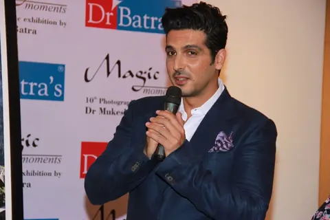 Zayed Khan addressing the audience at Mukesh Batra's Photo Exhibition