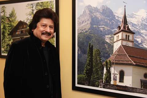 Pankaj Udhas poses for the media at Mukesh Batra's Photo Exhibition