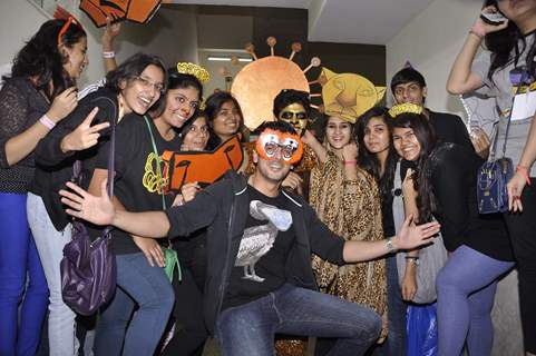 Zayed Khan strikes a pose at the Promotions of Sharafat Gayi Tel Lene