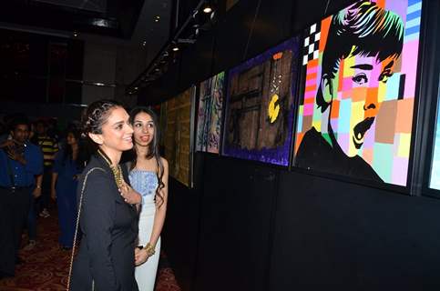 Aditi Rao Hydari amazed by the art show at Samvedna - A Nikhar Tandon  Event