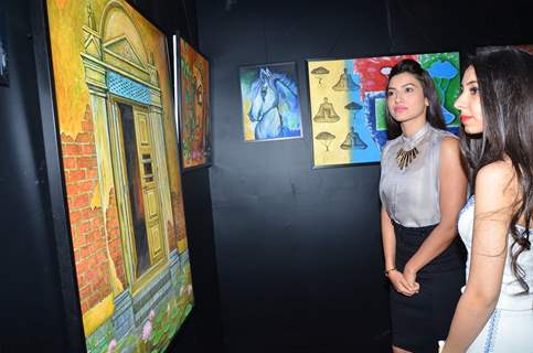 Gauahar Khan checks out the art show at Samvedna - A Nikhar Tandon  Event