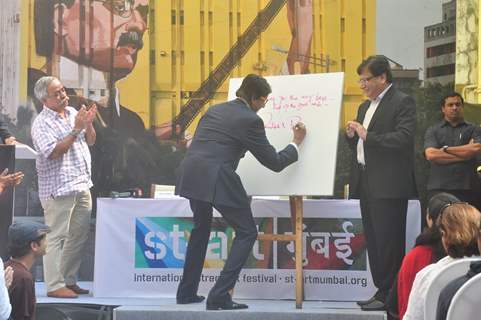 Amitabh Bachchan gives his autograph at the Street Art Festival