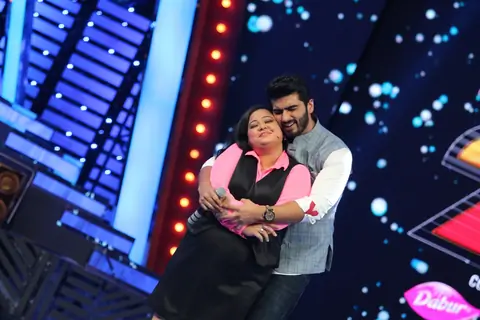 Arjun Kapoor & Bharti Singh perform at Vodafone Music Mirchi Top 20