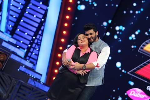 Arjun Kapoor & Bharti Singh perform at Vodafone Music Mirchi Top 20