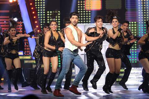 Gurmeet Choudhary performs at Vodafone Music Mirchi Top 20