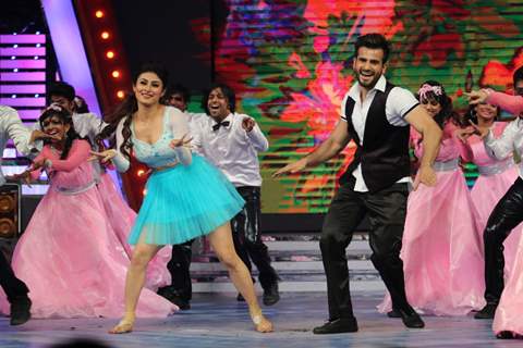 Karan Tacker & Mouni Roy was at Vodafone Music Mirchi Top 20