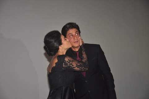 Kajol gave Shah Rukh Khan a kiss at 1000 Weeks Completion of DDLJ at Maratha Mandir