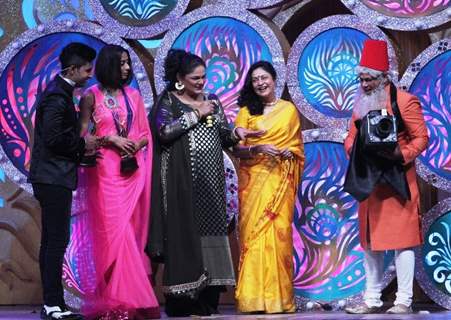 Achint Kaur and Ravi Dubey from Jamai Raja win Favorite Saas Jamai Jodi at Zee Rishtey Awards 2014