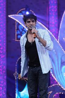 Mohit Malik won an Award at Zee Rishtey Awards 2014