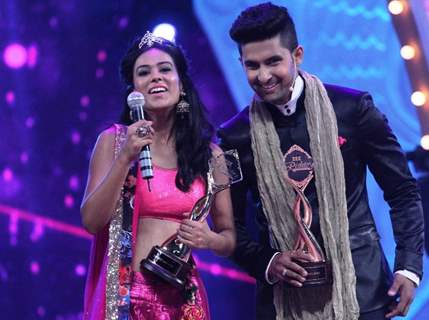 Nia Sharma and Ravi Dubey from Jamai Raja won the New Jodi Award at Zee Rishtey Awards 2014