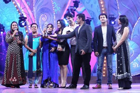 Team Diya Aur Baati Hum won an Award at Zee Rishtey Awards 2014