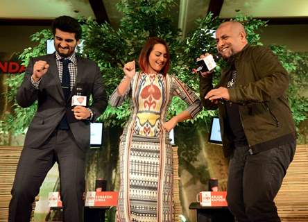 Arjun Kapoor and Sonakshi Sinha shake a leg along with Vishal Dadlani