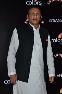 Anu Kapoor poses for the media at Sansui Stardust Awards Red Carpet