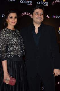 Sonali Bendre and Goldie Behl pose for the media at Sansui Stardust Awards Red Carpet