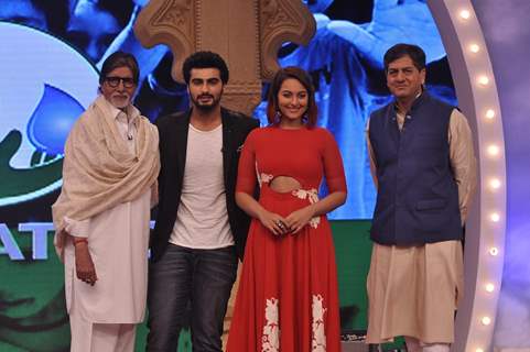 Arjun Kapoor and Sonakshi Sinha pose with Amitabh Bachchan at NDTV Cleanathon