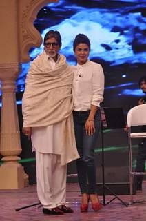 Priyanka Chopra poses with Amitabh Bachchan at the NDTV Cleanathon