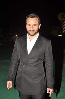 Saif Ali Khan poses for the media at Sansui Stardust Awards Red Carpet