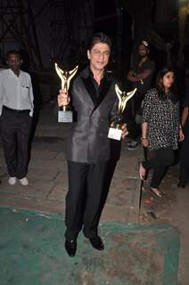 Shah Rukh Khan poses with his awards at Sansui Stardust Awards Red Carpet