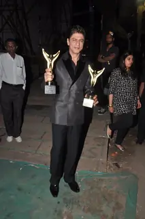 Shah Rukh Khan poses with his awards at Sansui Stardust Awards Red Carpet