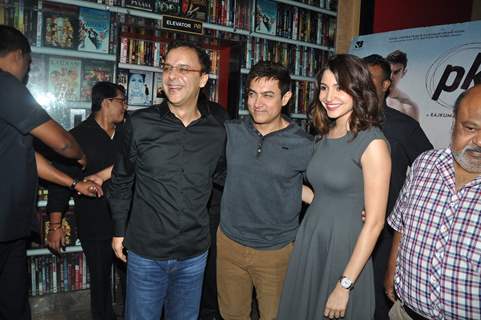 Vidhu Vinod Chopra, Aamir Khan and Anushka Sharma pose for the media at the Special Screening of P.K