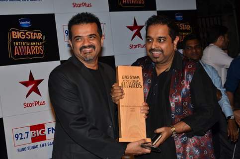 Shankar Mahadevan and Ehsaan Noorani pose with their Award at Big Star Entertainment Awards 2014