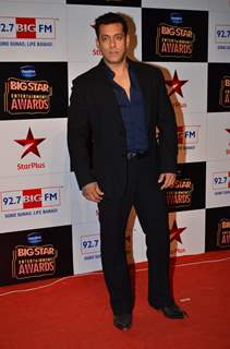 Salman Khan poses for the media at Big Star Entertainment Awards 2014