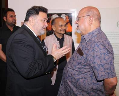 Shyam Benegal in a chat with Rishi Kapoor at Deepak Shinde's Colourful Crossings Preview