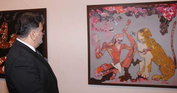 Rishi Kapoor checks out some of the paintings at Deepak Shinde's Colourful Crossings Preview