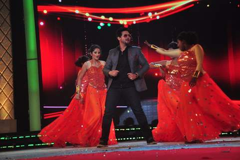 Swapnil Joshi performs at Dadasaheb Phalke Marathi Awards