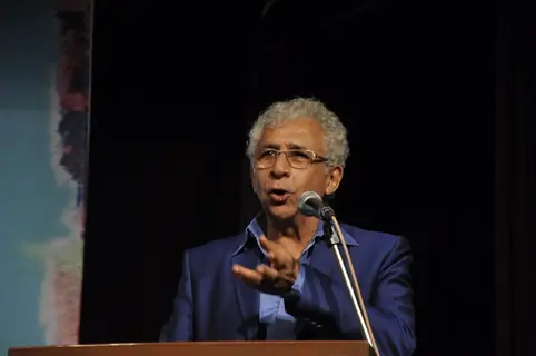 Naseeruddin Shah addressing the audience at Ali Peter John Book Launch