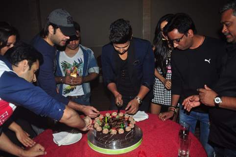 Ravi Dubey cutting his Birthday Cake