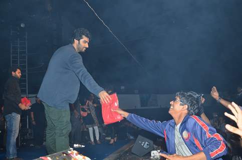 Arjun Kapoor gives away tevar T-shirts at the Promotions of Tevar at IIT Powai