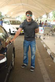 Karan Singh Grover poses for the madia at Airport