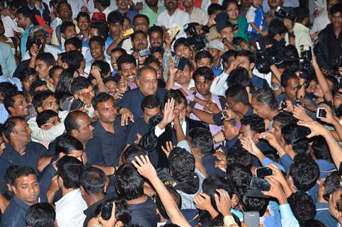 Amitabh Bachchan gets mobbed by the fans at the Trailer Launch of Shamitabh