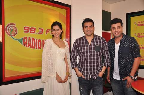 Team poses for the media at the Promotions of Dolly Ki Doli at Radio Mirchi
