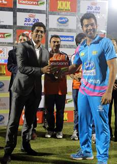 Shabbir Ahluwalia felicitated at the CCL Match Between Mumbai Heroes and Veer Maratha