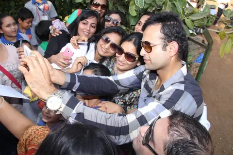 Irfan Pathan clicks a selfie with Kids at Bright Start Fellowship International School