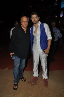 Gurmeet Choudhary poses with Mahesh Bhatt at Umang Police Show