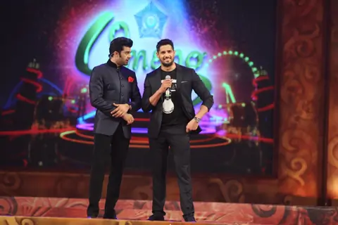 Manish Paul interacts with Sidharth Malhotra at Umang Police Show
