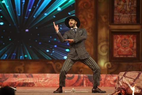 Ranveer Singh Performs at Umang Police Show